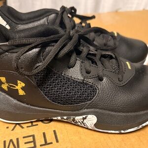 Under Armour Kids Black basketball shoes
